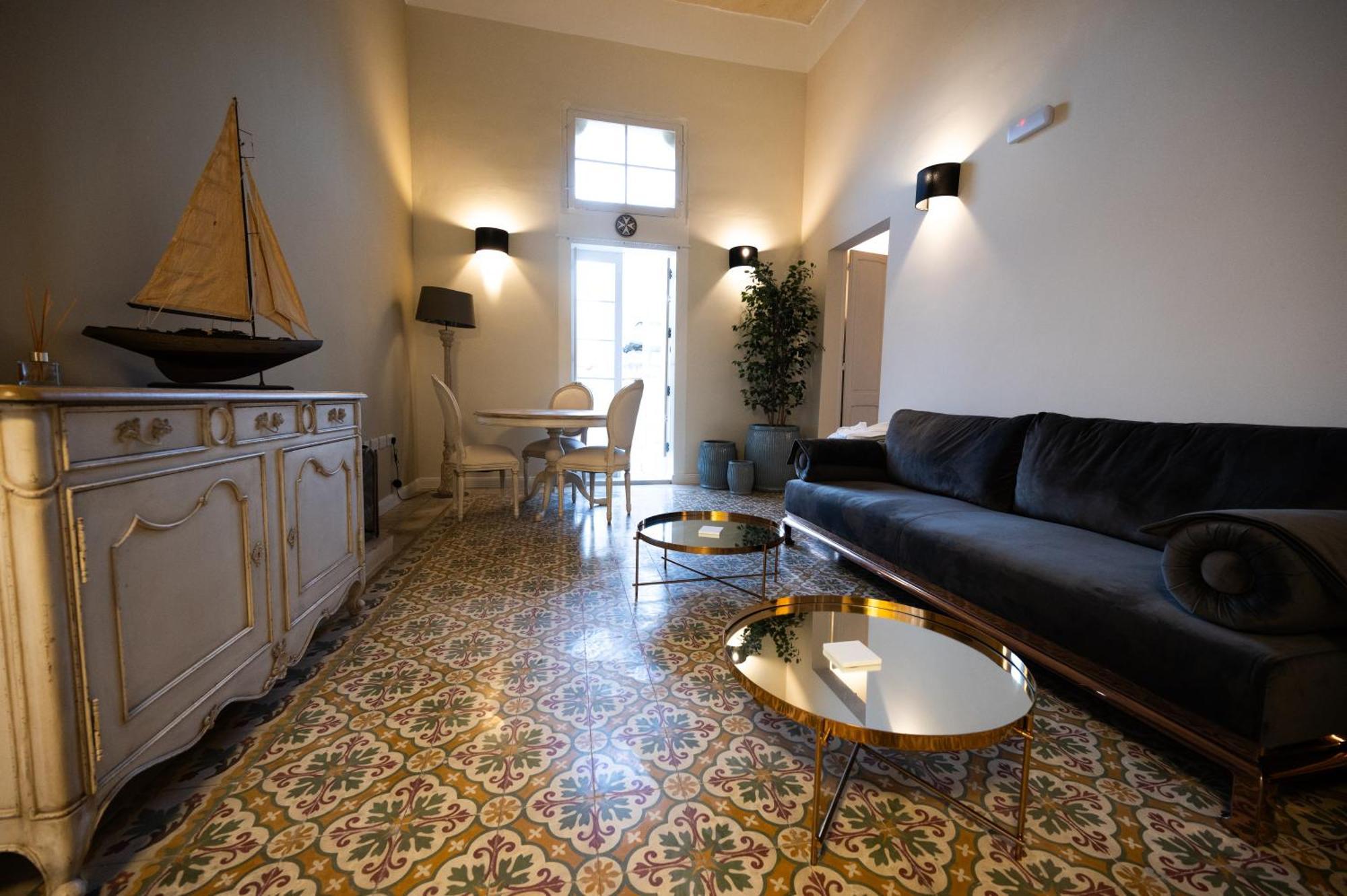 Grand Arcanum Apartment 2 - Comfortable And Elegant Сенглея Экстерьер фото