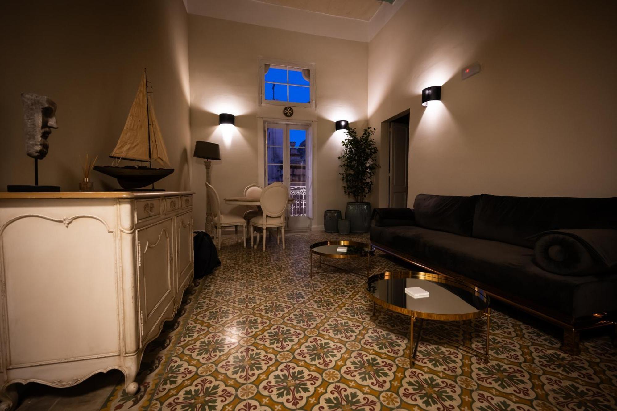 Grand Arcanum Apartment 2 - Comfortable And Elegant Сенглея Экстерьер фото